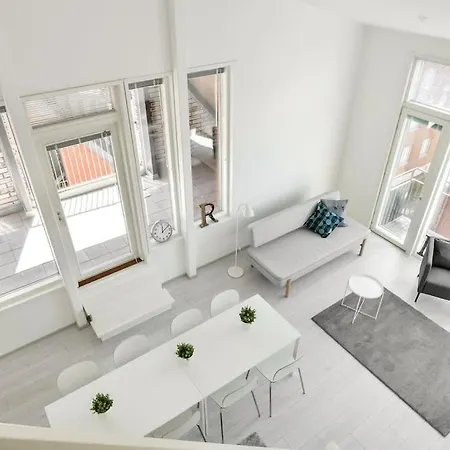 Kotimaailma - Kaunis Saunallinen Kattohuoneisto 10lle, Espoon Keskustassa * Эспоо